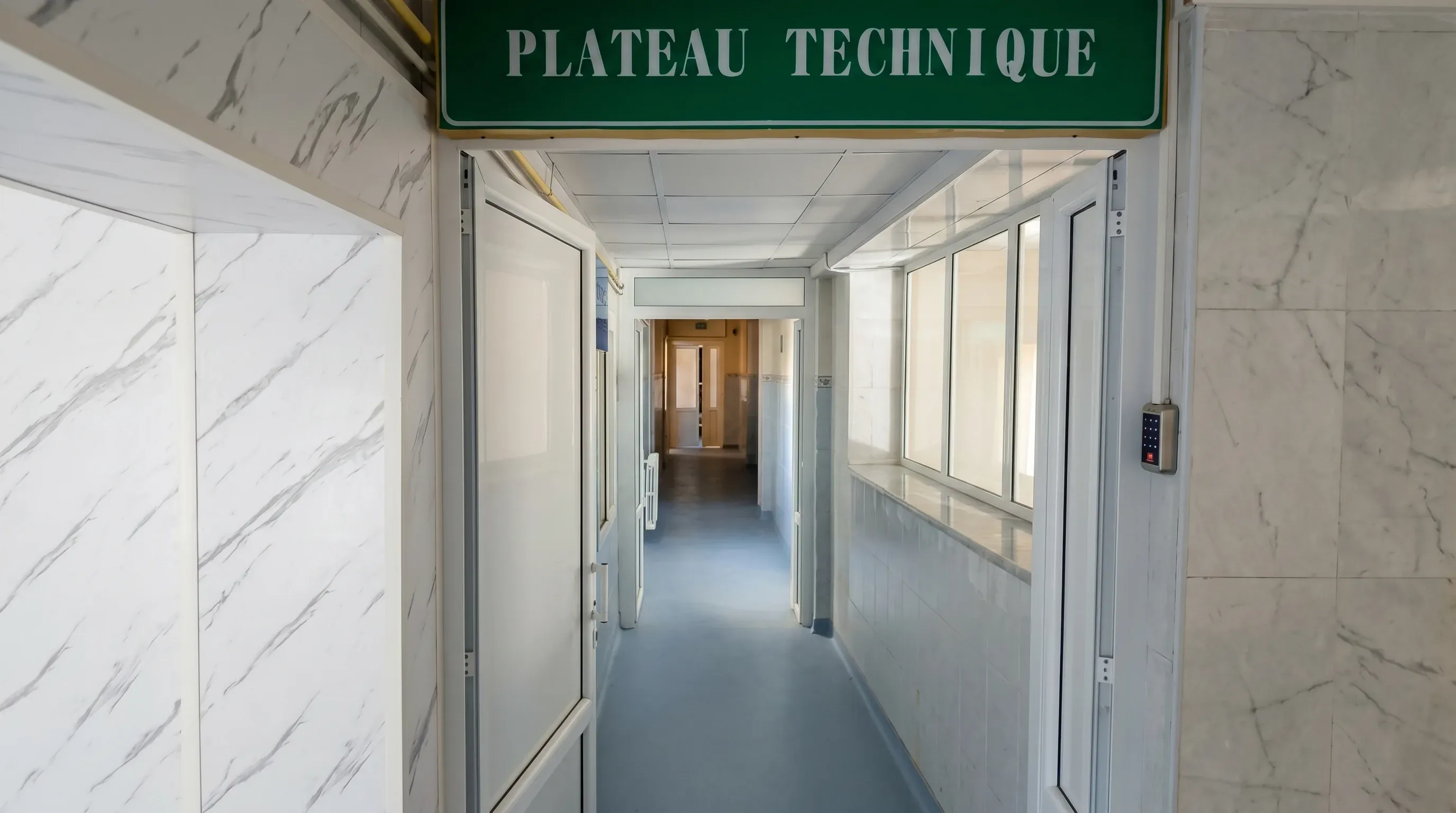 Couloir du plateau technique du service, sous son enseigne